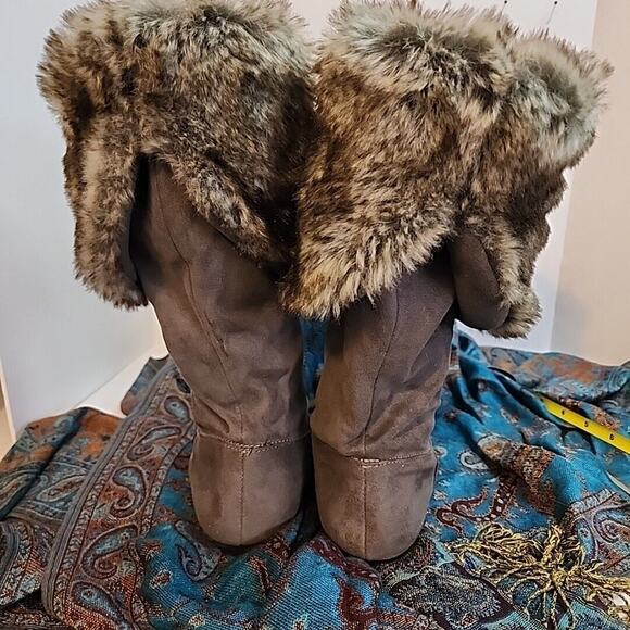 Express Gray Faux Fur Womens Boots Size 7 Man Made Material Tall - Picture 3 of 5